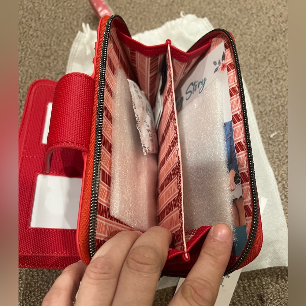 LUG Foxtrot Matte Luxe VL RFID Wallet
Ruby Red NWT - Picture 7 of 9